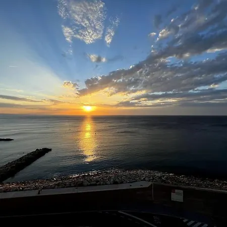 Charming Sea Front 3 Bedroom - Incredible Views! Apartment *