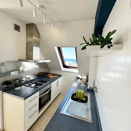Charming Sea Front 3 Bedroom - Incredible Views! *