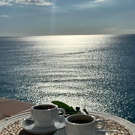 Charming Sea Front 3 Bedroom - Incredible Views! Apartment *
